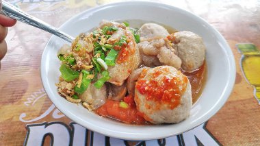 Cuanki, Bandung, West Java 'nın tipik aperatiflerinden biridir. Tofu ve erişteyle dolu bir köftedir..