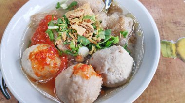 Cuanki, Bandung, West Java 'nın tipik aperatiflerinden biridir. Tofu ve erişteyle dolu bir köftedir..