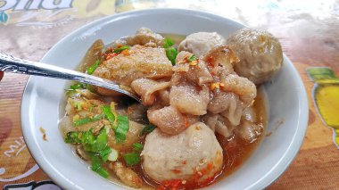 Cuanki, Bandung, West Java 'nın tipik aperatiflerinden biridir. Tofu ve erişteyle dolu bir köftedir..
