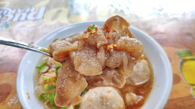 Cuanki, Bandung, West Java 'nın tipik aperatiflerinden biridir. Tofu ve erişteyle dolu bir köftedir..
