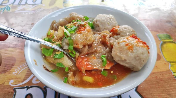 关城是西爪哇万隆的典型小吃之一 是一个用豆腐和面条配成的肉丸子 — 图库照片
