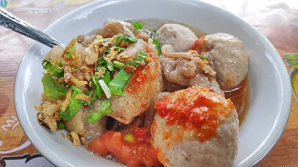カンキはバンドン 西ジャワ州の典型的な軽食の1つで 豆腐と麺でいっぱいのミートボールです — ストック写真