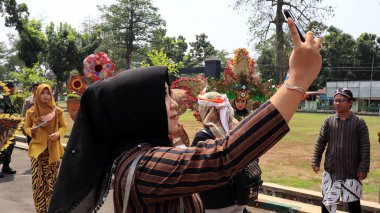 Geleneksel Kebaya, Cava Batik ve Hijab giyen Endonezyalı kadın, Müslüman baş örtüsü, Pekalongan, 25 Ağustos 2022