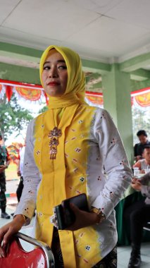 Geleneksel Kebaya, Cava Batik ve Hijab giyen Endonezyalı kadın, Müslüman baş örtüsü, Pekalongan, 25 Ağustos 2022