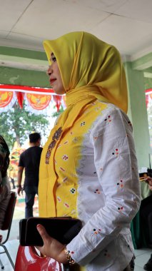 Geleneksel Kebaya, Cava Batik ve Hijab giyen Endonezyalı kadın, Müslüman baş örtüsü, Pekalongan, 25 Ağustos 2022