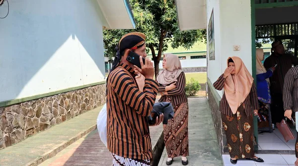 印度尼西亚妇女穿着传统的Kebaya Javanese Batik和Hijab穆斯林头巾 Pekalongan 2022年8月25日 — 图库照片
