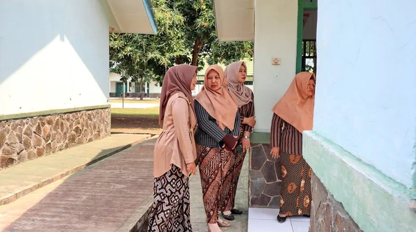 Geleneksel Kebaya Cava Batik Hijab Giyen Endonezyalı Kadın Müslüman Baş — Stok fotoğraf
