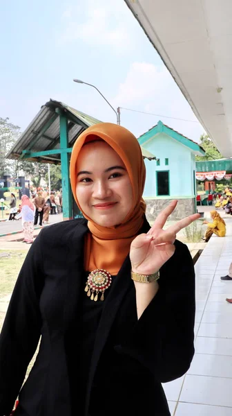 Индонезийская Женщина Традиционной Кебайе Яванском Батике Хиджабе Мусульманская Головная Крышка — стоковое фото