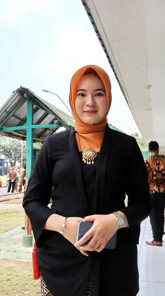 Indonezyjska Kobieta Ubrana Tradycyjne Kebaya Javanese Batik Hijab Okładka Głowę — Zdjęcie stockowe