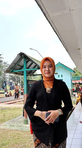 Indonesische Vrouw Met Traditionele Kebaya Javaanse Batik Hijab Moslim Hoofddeksel — Stockfoto
