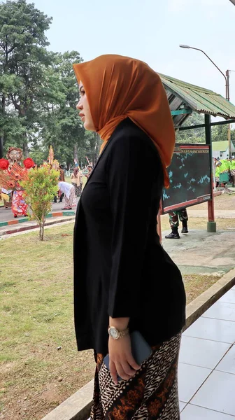 Индонезийская Женщина Традиционной Кебайе Яванском Батике Хиджабе Мусульманская Головная Крышка — стоковое фото