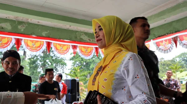 Індонезійська Жінка Одягнена Традиційні Кебаї Яванець Батік Хіджаб Кришка Мольгарської — стокове фото