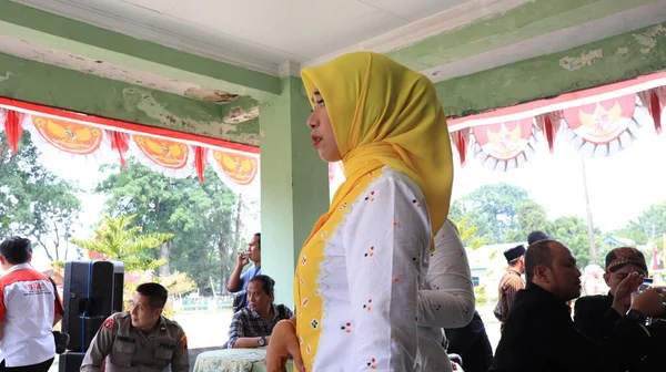 Indonezyjska Kobieta Ubrana Tradycyjne Kebaya Javanese Batik Hijab Okładka Głowę — Zdjęcie stockowe