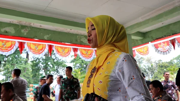 Ινδονησιακή Γυναίκα Φορώντας Παραδοσιακά Kebaya Javanese Batik Και Hijab Moslem — Φωτογραφία Αρχείου