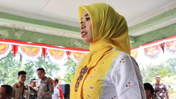 Donna Indonesiana Con Indosso Kebaya Tradizionale Batik Giavanese Hijab Copricapo — Foto Stock