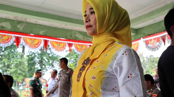 Індонезійська Жінка Одягнена Традиційні Кебаї Яванець Батік Хіджаб Кришка Мольгарської — стокове фото