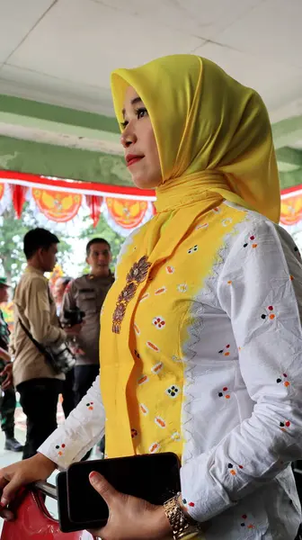 Mujer Indonesia Vestida Con Tradicional Kebaya Javanese Batik Hijab Moslem — Foto de Stock