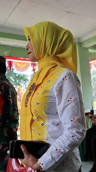 Indonéz Visel Hagyományos Kebaya Javanese Batik Hidzsáb Muzulmán Fejfedő Pekalongan — Stock Fotó