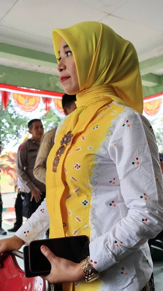 Indonesische Frau Trägt Traditionelle Kebaya Javanische Batik Und Hijab Muslimische — Stockfoto