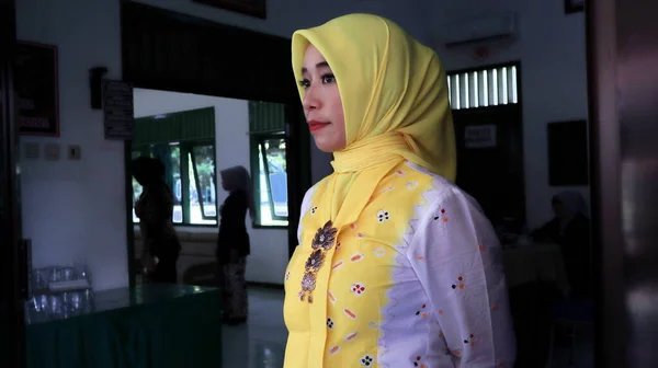 Ινδονησιακή Γυναίκα Φορώντας Παραδοσιακά Kebaya Javanese Batik Και Hijab Moslem — Φωτογραφία Αρχείου
