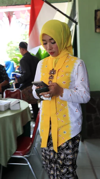 Perempuan Indonesia Yang Mengenakan Pakaian Tradisional Kebaya Batik Dan Hijab — Stok Foto