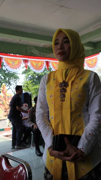 Indonesisk Kvinna Bär Traditionell Kebaya Javanese Batik Och Hijab Muslimsk — Stockfoto
