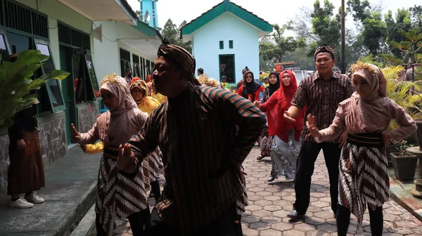 Grupa Tradycyjnych Artystów Grających Muzykę Angklung Tańczących Wesoło Pekalongan Indonezja — Zdjęcie stockowe