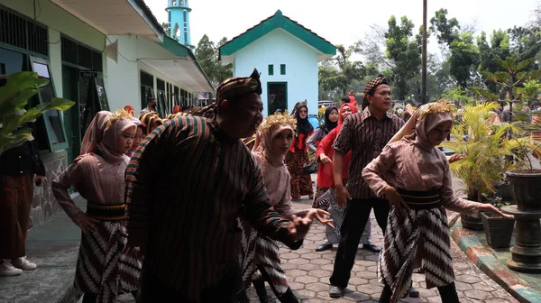 Ομάδα Παραδοσιακών Καλλιτεχνών Που Παίζουν Angklung Μουσική Και Χορό Χαρούμενα — Φωτογραφία Αρχείου