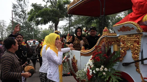 Hästdragna Vagnar Paraderar Genom Stadens Gator Det Traditionella Evenemanget Pekalongan — Stockfoto