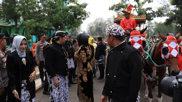 Wagony Konne Parada Ulicami Miasta Podczas Tradycyjnej Imprezy Pekalongan Sierpnia — Zdjęcie stockowe