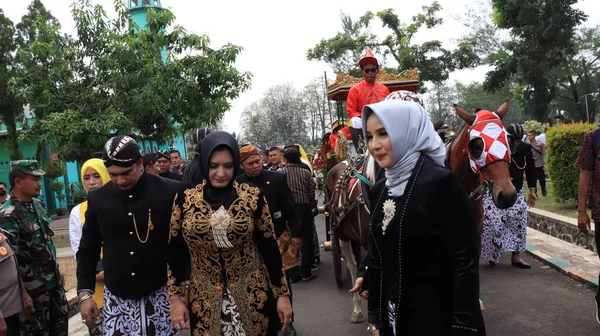 Hästdragna Vagnar Paraderar Genom Stadens Gator Det Traditionella Evenemanget Pekalongan — Stockfoto