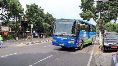 Yoldan geçen Trans Bandung otobüsü, Endonezya, 31 Ekim 2022