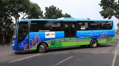 Yoldan geçen Trans Bandung otobüsü, Endonezya, 31 Ekim 2022