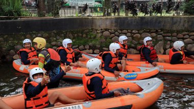 Neşeli takım 31 Ekim 2022 'de Subang nehrinde rafting yapıyor.