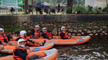 Neşeli takım 31 Ekim 2022 'de Subang nehrinde rafting yapıyor.