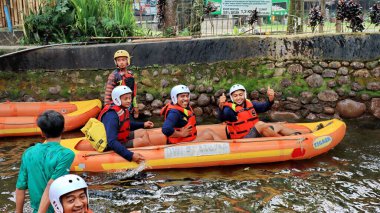 Neşeli takım 31 Ekim 2022 'de Subang nehrinde rafting yapıyor.