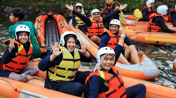 Neşeli takım 31 Ekim 2022 'de Subang nehrinde rafting yapıyor.