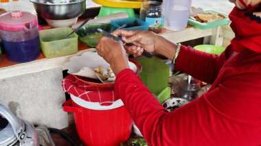 Rujak Cingur, Petis sosuyla servis edilen buharda pişirilmiş sebzelerden yapılan ünlü geleneksel bir yemektir.