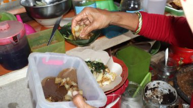 Rujak Cingur, Petis sosuyla servis edilen buharda pişirilmiş sebzelerden yapılan ünlü geleneksel bir yemektir.