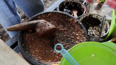 Rujak Cingur, Petis sosuyla servis edilen buharda pişirilmiş sebzelerden yapılan ünlü geleneksel bir yemektir.