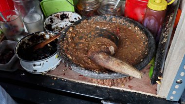 Rujak Cingur, Petis sosuyla servis edilen buharda pişirilmiş sebzelerden yapılan ünlü geleneksel bir yemektir.
