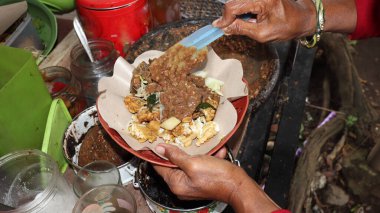 Rujak Cingur, Petis sosuyla servis edilen buharda pişirilmiş sebzelerden yapılan ünlü geleneksel bir yemektir.