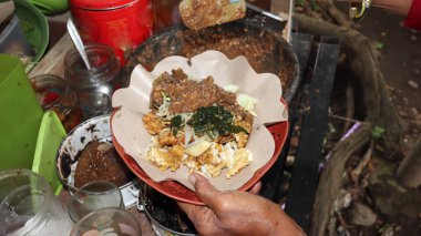 Rujak Cingur, Petis sosuyla servis edilen buharda pişirilmiş sebzelerden yapılan ünlü geleneksel bir yemektir.
