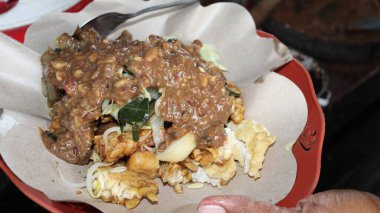 Rujak Cingur, Petis sosuyla servis edilen buharda pişirilmiş sebzelerden yapılan ünlü geleneksel bir yemektir.