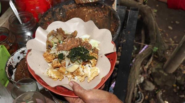 Rujak Cingur Petis Sosuyla Servis Edilen Buharda Pişirilmiş Sebzelerden Yapılan — Stok fotoğraf