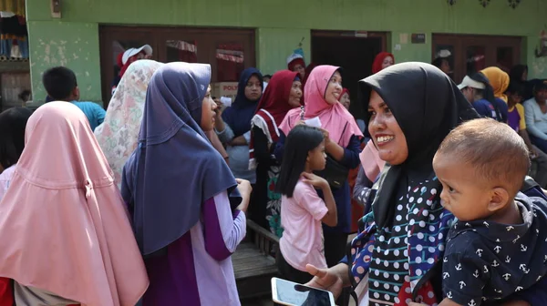 Mieszkańcy Prezentują Różne Dary Podczas Upamiętniania Niepodległości Republiki Indonezji Batang — Zdjęcie stockowe