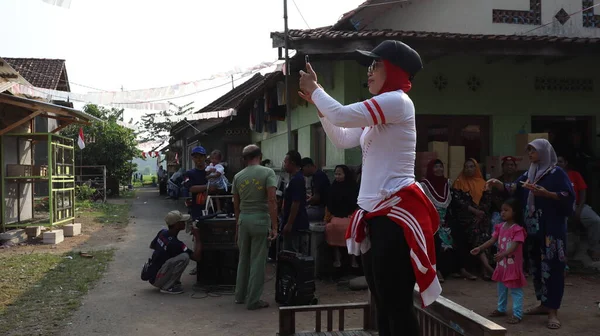 2022年8月17日インドネシアのバタン島で一緒に体操をする村人たち — ストック写真
