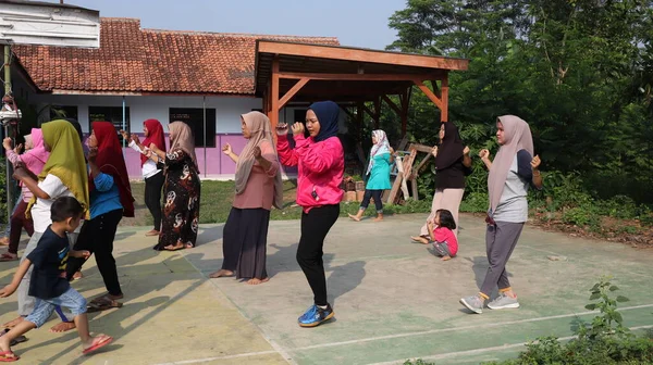 2022年8月17日インドネシアのバタン島で一緒に体操をする村人たち — ストック写真