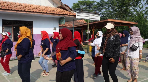 Vesničané Dělat Gymnastiku Společně Dopoledních Hodinách Vesele Batang Indonésie Srpna — Stock fotografie