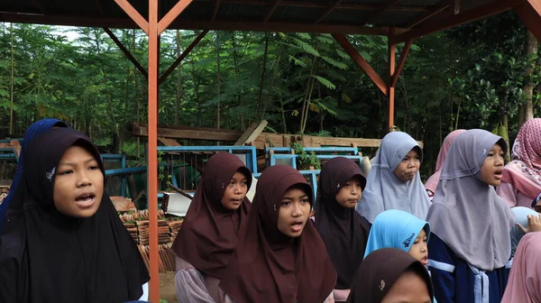 Μαθητές Του Σχολείου Quran Εκπαιδευτικό Πάρκο Ενώ Φοιτούν Στον Εορτασμό — Φωτογραφία Αρχείου